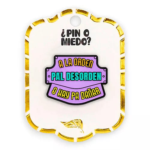 Pin metálico a la orden pa'l desorden ref 2
