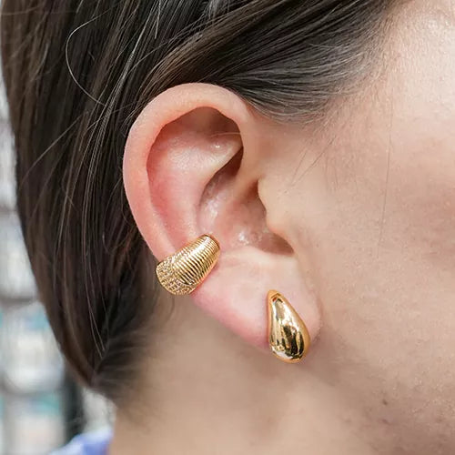 Ear cuff corrugated with zircons