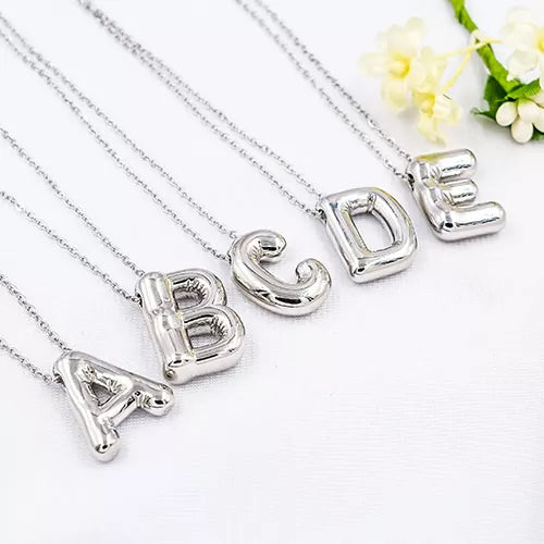 Collar inicial chunky plateado (Incluye cadena)