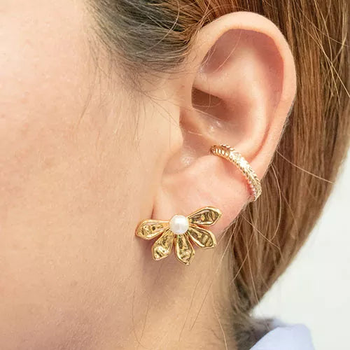 Par de topos en rodio half pearl flower