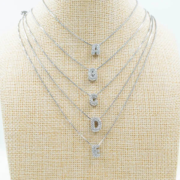 Collar plateado de iniciales en rodio semi round letters