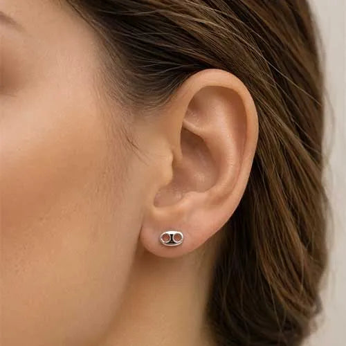 Par de topos en rodio silver Gucci-style design
