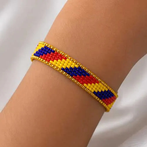 Pulsera tejida en mostacilla patrón Colombia