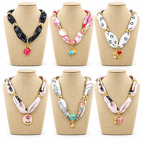 Collar Pañoleta con Dije en Rodio – Diseños Surtidos